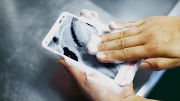 telefon pe care il poti spala cu apa si sapun