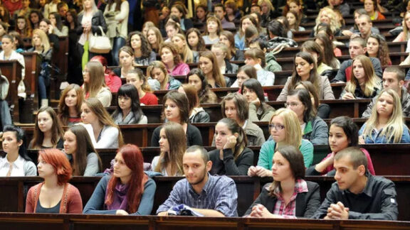 Studenţii la ore la facultate