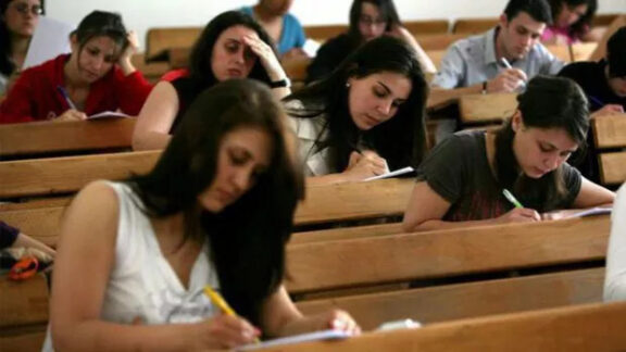 Oameni care stau în bancă și scriu