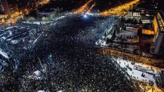 Sute de mii de oameni au ieşit în stradă pentru a cere demisia Guvernului