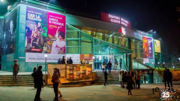 Spot  publicitar pentru a îndemna tinerii să vină la teatru să privească spectacolele