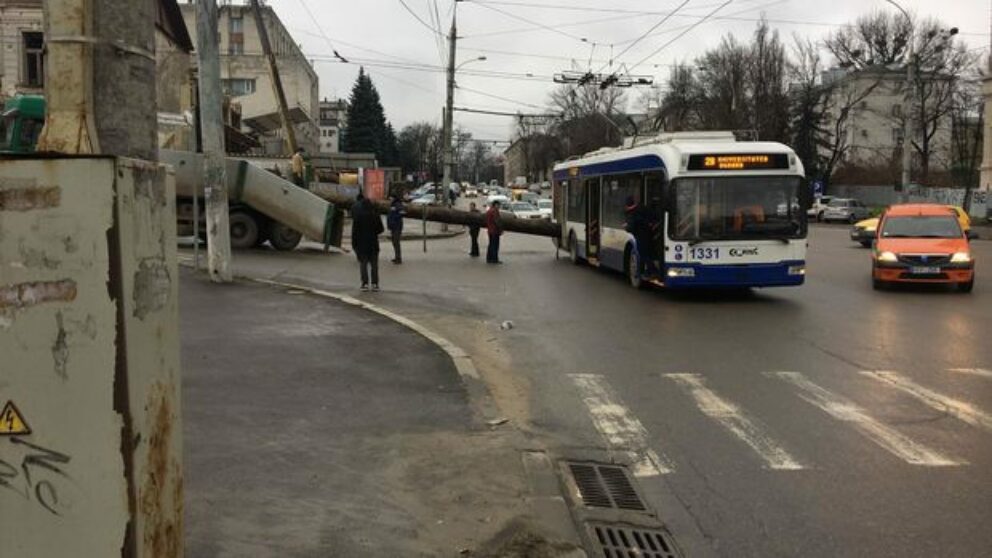 Țeavă în troleibuz