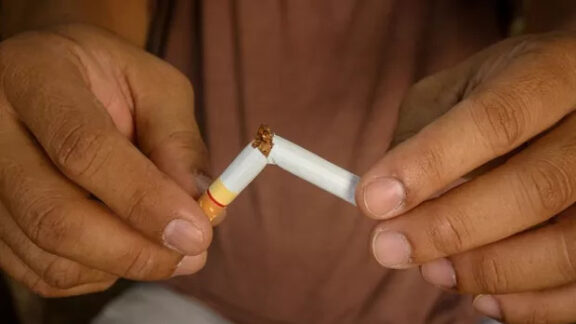 Un om ce rupe în două ţigara