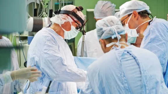 Medicii chirurgi în timpul operației de transplant