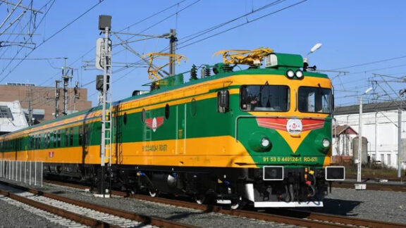 Un tren care stă pe calea ferată