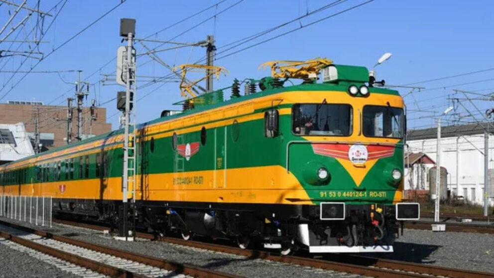 Un tren care stă pe calea ferată