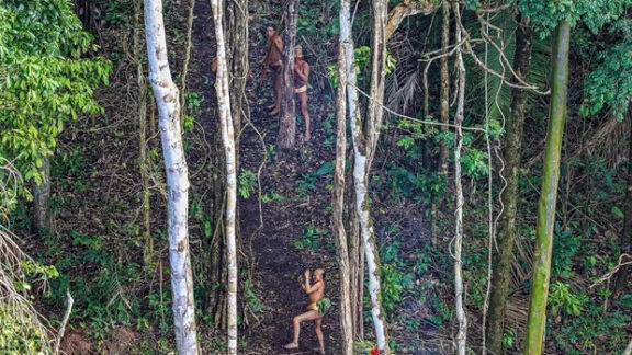 Tribul din Brazilia surprins cu un aparat foto