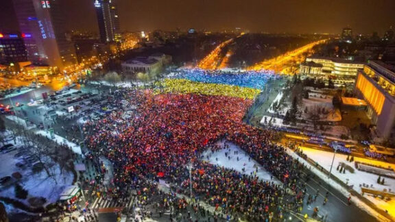 Tricolor uman în Piaţa Victoriei din Bucureşti