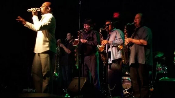 Trupa celebra Tower of Power cântând pe scenă