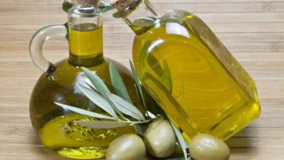 Două sticle pline cu ulei de măsline veritabil