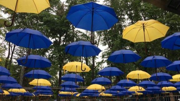 umbrele galbene și albastre