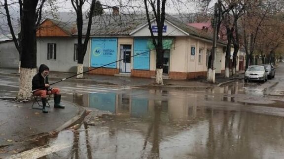 FOTO // Un bărbat a ieșit să prindă pește pe drumurile din Soroca