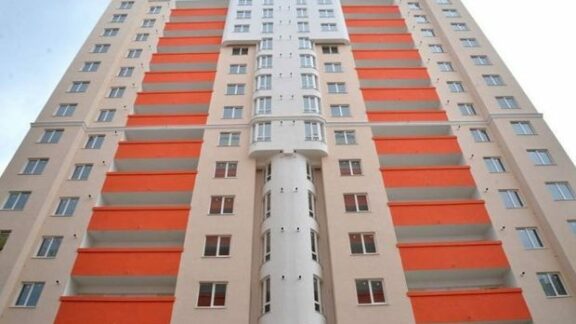 Un bărbat a murit după ce a căzut de la etajul cinci al unui bloc