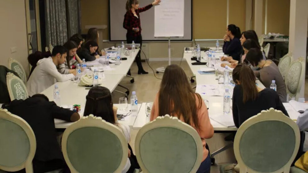 Un grup de tineri şi adolescenţi vor vizita zeci de şcoli