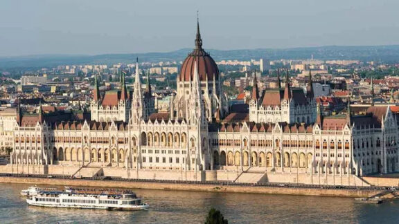 Clădire mare și case