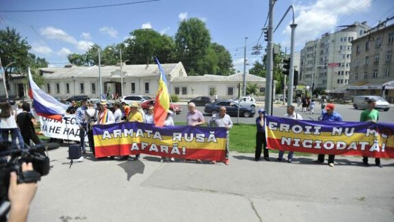 Unioniştii au organizat un flashmob inedit la Ambasada Rusiei
