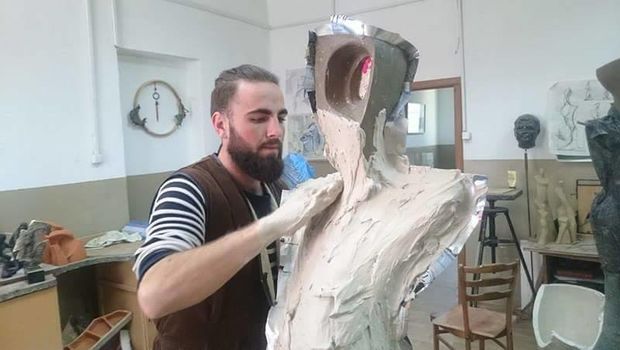 Vasile Burdila în procesul de lucru în atelierul de ceramică