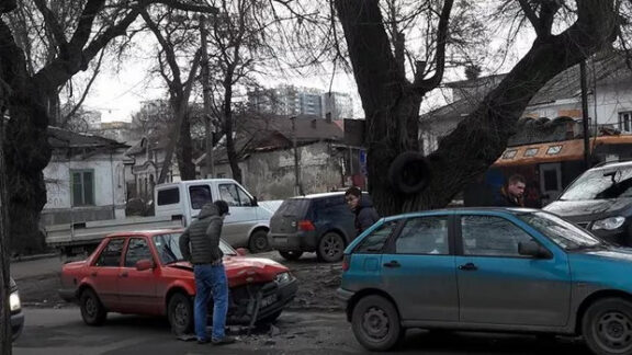 (FOTO/VIDEO) Accident GRAV pe strada Avram Iancu din capitală! Două maşini s-au tamponat violent