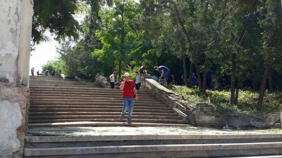 Zeci de tineri au făcut astăzi curățenie la Cimitirul Eroilor Români din Chișinău