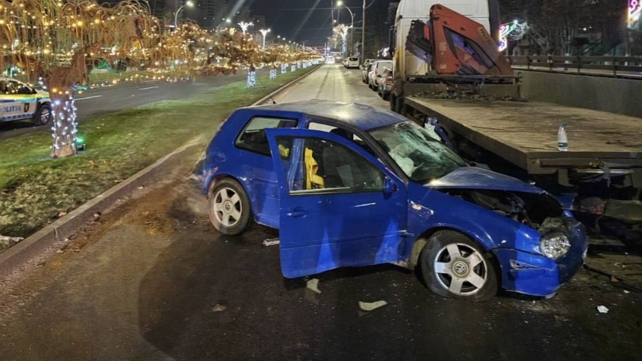 ULTIMA ORĂ! Accident grav pe bulevardul Dacia din Chișinău: doi tineri au murit pe loc