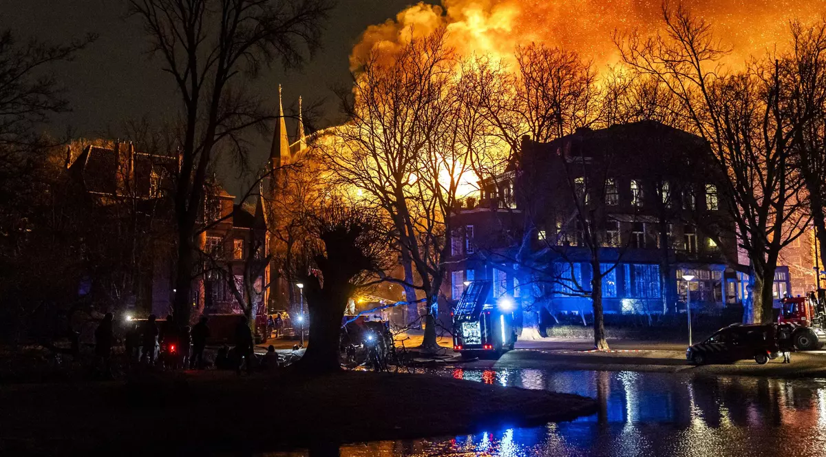 O biserică din secolul XIX a ars complet în Amsterdam, în noaptea de Anul Nou